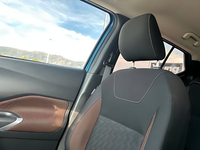 Used 2023 Nissan Kicks SR w/ Interior Electronics Package FWD image 32