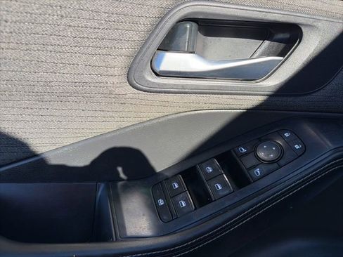 Used 2023 Nissan Rogue SV image 11