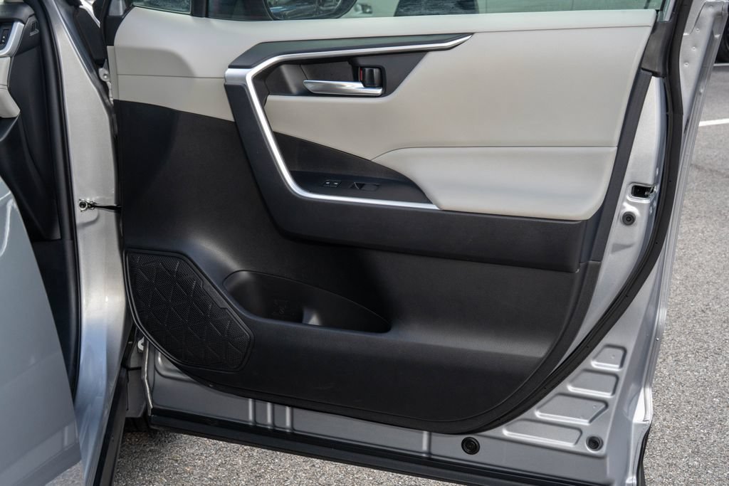 Used 2021 Toyota RAV4 XLE w/ Convenience Package FWD image 12