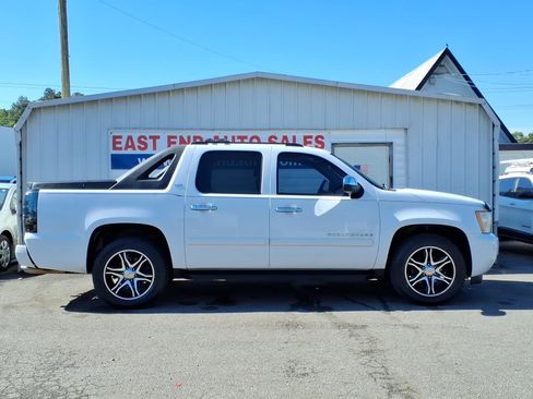 Used 2008 Chevrolet Avalanche LTZ w/ LTZ Preferred Equipment Group AWD/4WD image 2