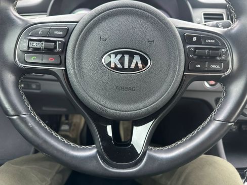 Used 2017 Kia Niro EX FWD image 22