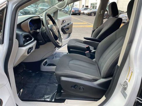 Used 2017 Chrysler Pacifica LX image 9