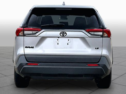 Used 2022 Toyota RAV4 LE FWD image 5
