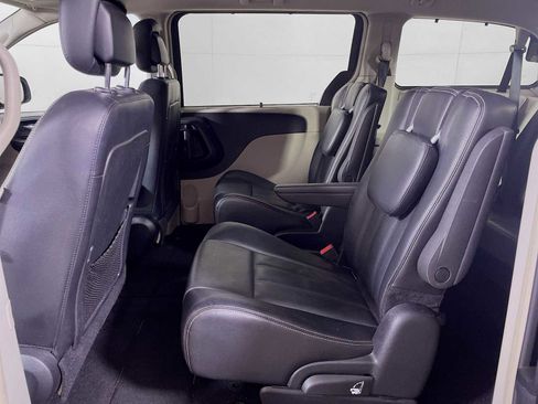 Used 2015 Chrysler Town & Country Touring image 21