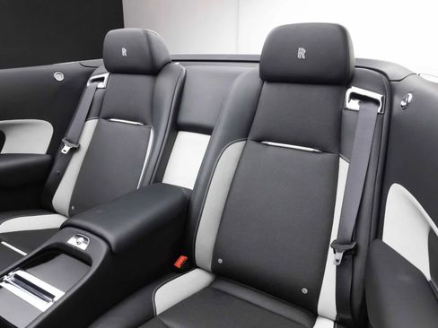 Used 2019 Rolls-Royce Dawn RWD image 38