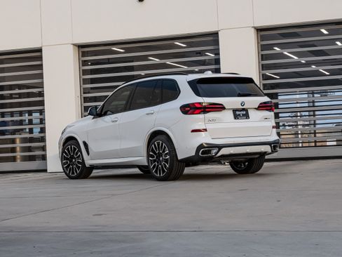 New 2026 BMW X5 xDrive40i w/ M Sport Package image 3