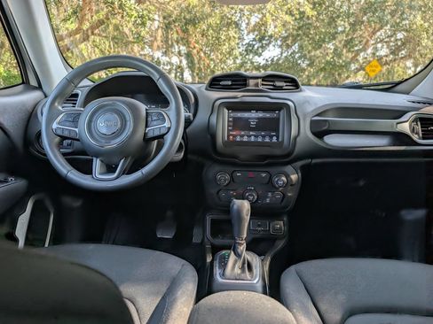 Used 2018 Jeep Renegade Latitude FWD image 9