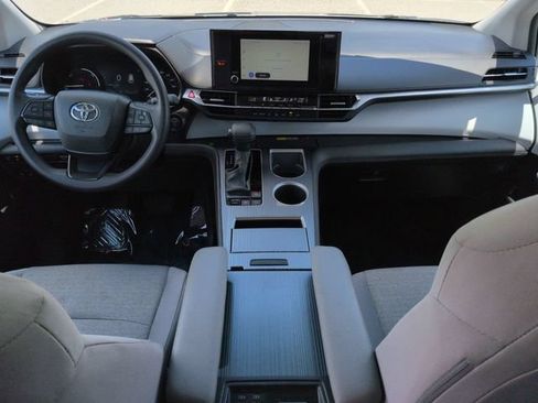 Certified 2025 Toyota Sienna LE FWD image 15