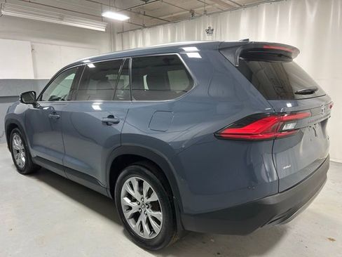 Used 2024 Toyota Grand Highlander image 2