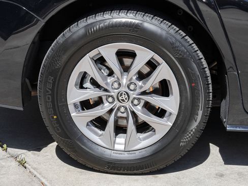 Used 2023 Toyota Sienna LE AWD/4WD image 11