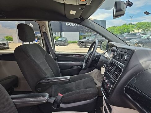 Used 2016 Dodge Grand Caravan SE FWD image 31