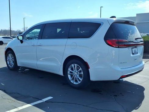 New 2026 Chrysler Pacifica Select image 4