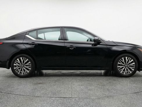 Used 2025 Nissan Altima 2.5 SV FWD image 11
