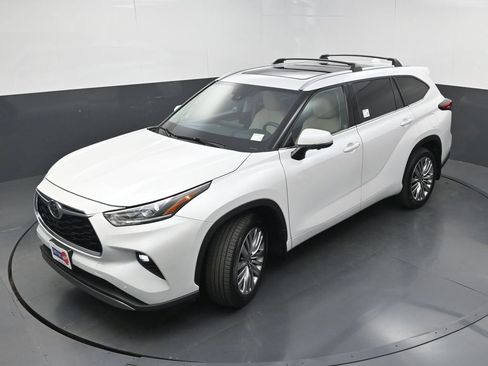 Used 2024 Toyota Highlander Platinum AWD/4WD image 35