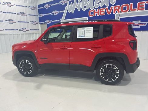 Used 2023 Jeep Renegade Latitude AWD/4WD image 3