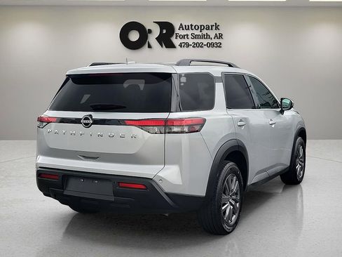 Used 2025 Nissan Pathfinder SV FWD image 5