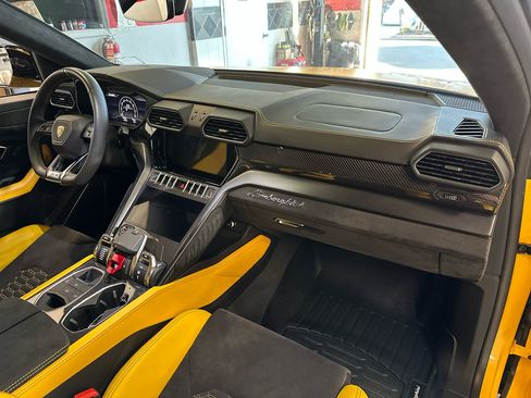 Used 2022 Lamborghini Urus Base image 17