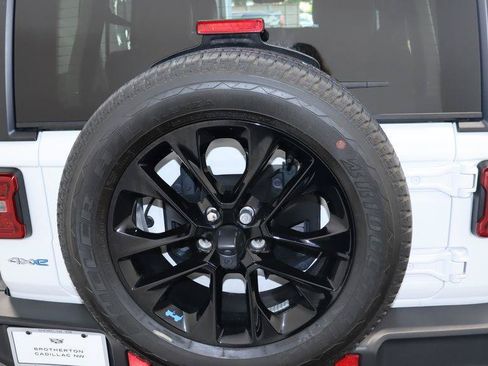 Used 2023 Jeep Wrangler Unlimited Sahara AWD/4WD image 16