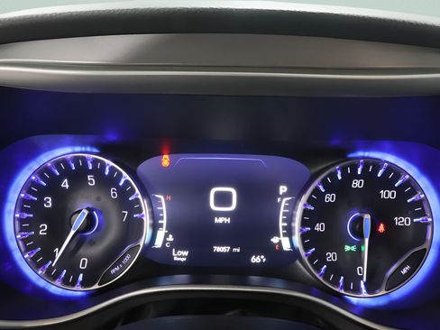 Used 2023 Chrysler Pacifica Touring-L FWD image 14