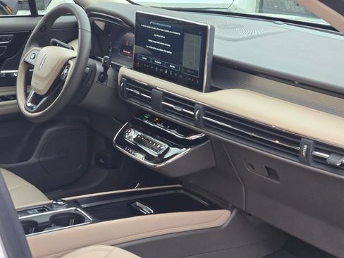 Certified 2024 Lincoln Corsair AWD image 9