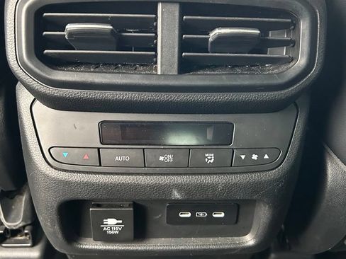 Used 2025 Honda Pilot TrailSport image 16