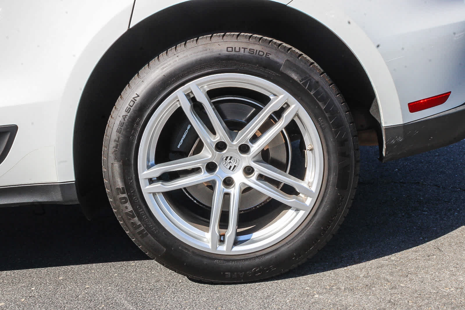 Used 2024 Porsche Macan AWD/4WD image 8