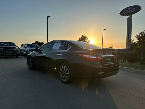 Used 2017 Nissan Altima 2.5 SL w/ 2.5 Technology Package FWD image 3