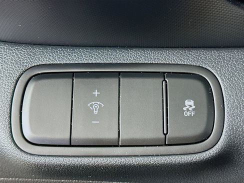 Used 2025 Hyundai Venue SEL FWD image 17