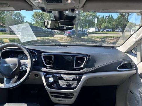 Used 2020 Chrysler Pacifica Limited w/ Advanced Safetytec Group FWD image 25