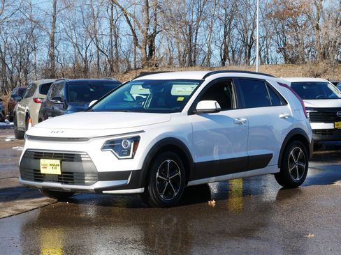 Certified 2023 Kia Niro EX image 3