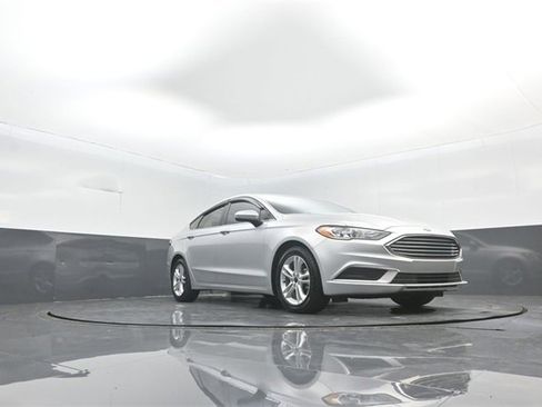 Used 2018 Ford Fusion SE w/ Fusion SE Technology Package image 26