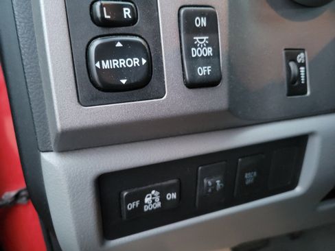 Used 2011 Toyota Tundra 4x4 CrewMax image 26