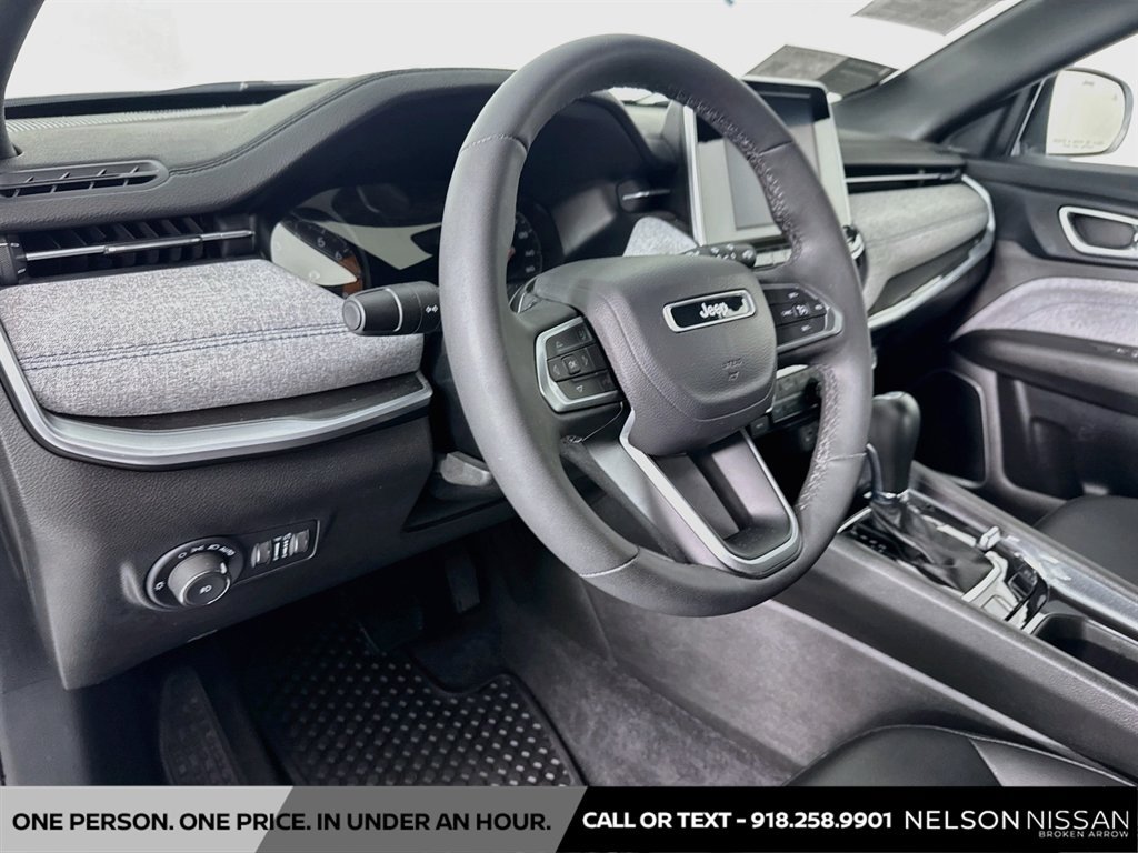 Used 2025 Jeep Compass Latitude w/ Convenience Group AWD/4WD image 9
