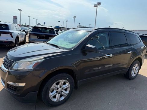 Used 2017 Chevrolet Traverse LS FWD image 3