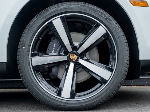 Certified 2025 Porsche Macan image 15