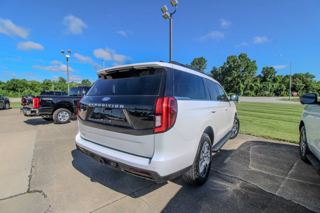 Used 2025 Ford Expedition Active AWD/4WD image 3