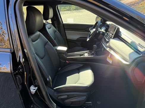 New 2026 Jeep Compass Latitude image 17