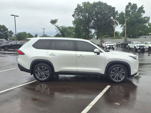 Used 2024 Toyota Grand Highlander AWD Hybrid image 2