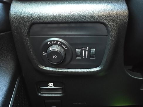 Used 2022 Jeep Grand Cherokee Limited image 26