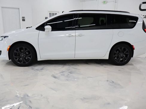 Used 2019 Chrysler Pacifica Limited w/ Advanced Safetytec Group FWD image 5