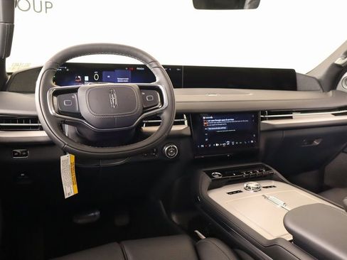 New 2025 Lincoln Navigator Reserve w/ Jet Appearance Package AWD/4WD image 2