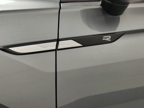 Certified 2022 Volkswagen Tiguan SE R-Line image 6