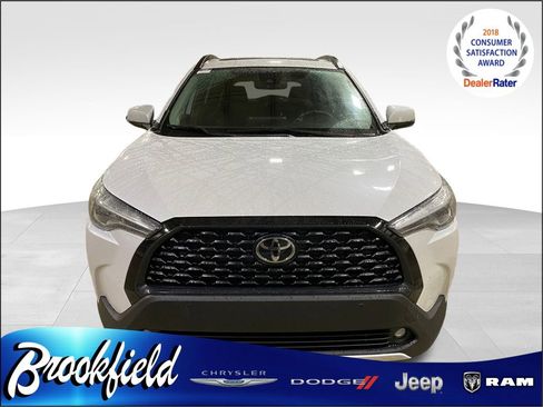 Used 2022 Toyota Corolla Cross XLE image 2