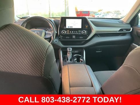 Used 2024 Toyota Highlander LE FWD image 17