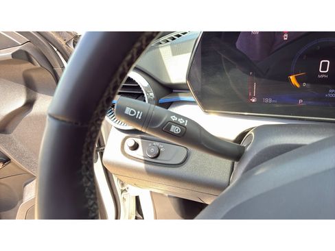 Used 2025 Chevrolet Trax LT w/ LT Convenience Package FWD image 23