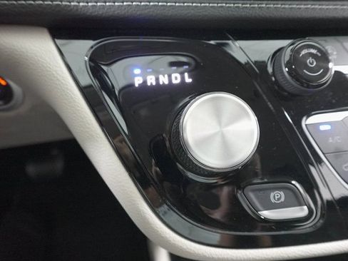 Used 2024 Chrysler Pacifica Touring-L image 19