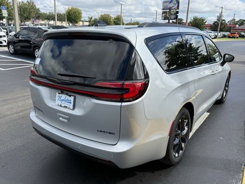 New 2026 Chrysler Pacifica Limited image 8