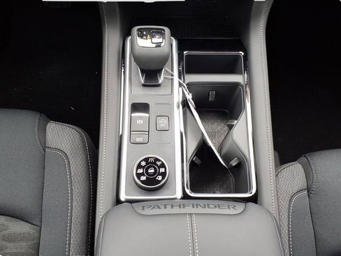 Used 2025 Nissan Pathfinder SV image 15