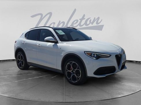 Used 2023 Alfa Romeo Stelvio Ti AWD/4WD image 3