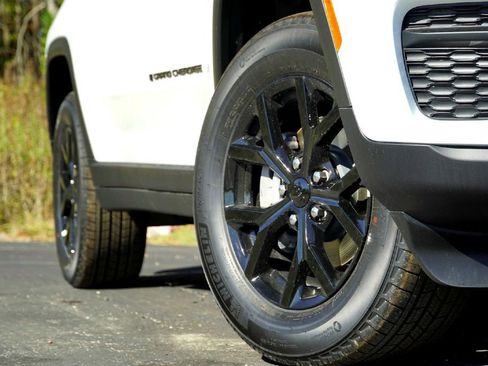 New 2025 Jeep Grand Cherokee Altitude image 4